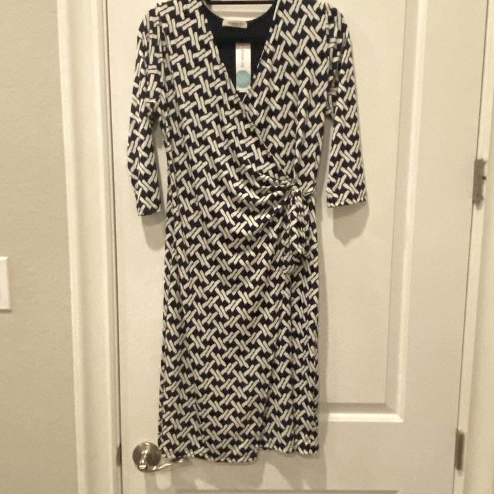 Gilli Sz M faux wrap dress in navy and white